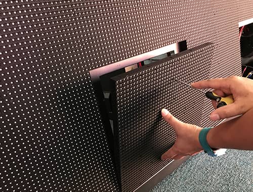 Kini iyato laarin awọn iwaju itọju LED àpapọ ati awọn ru / pada itọju LED iboju?